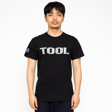 【予約商品】 TOOL トゥール (12月 来日 ) - Metallic Silver Logo / アームプリントあり / Tシャツ / メンズ