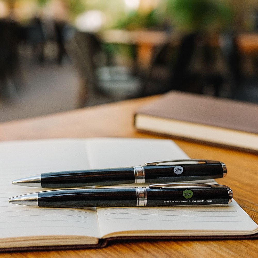 THE BEATLES ビートルズ (結成 65周年 ) - Drum & Apple Logos / 2本セット / 筆記具 - PGS