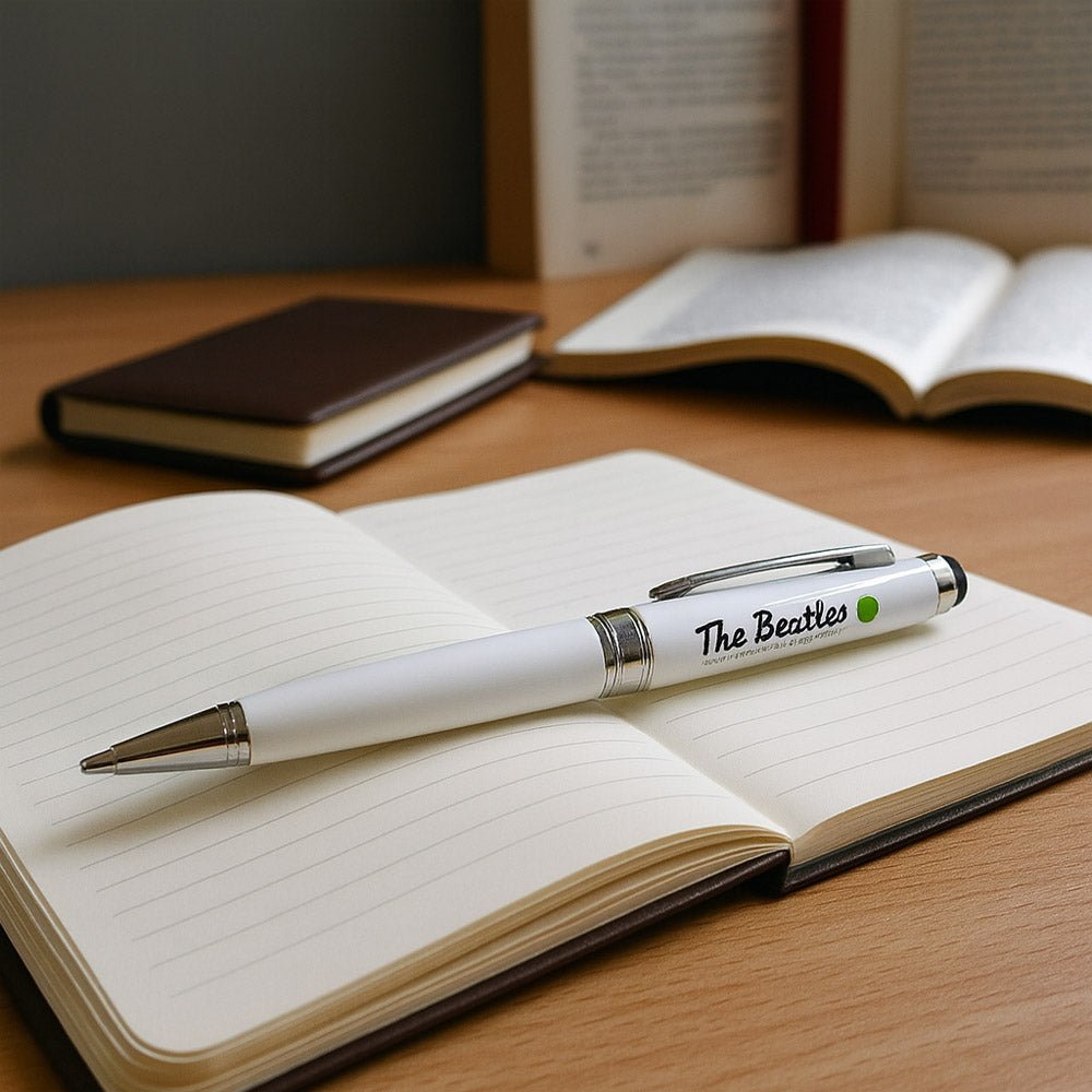 THE BEATLES ビートルズ (結成 65周年 ) - Calligraphy Logo & Apple / 筆記具 - PGS