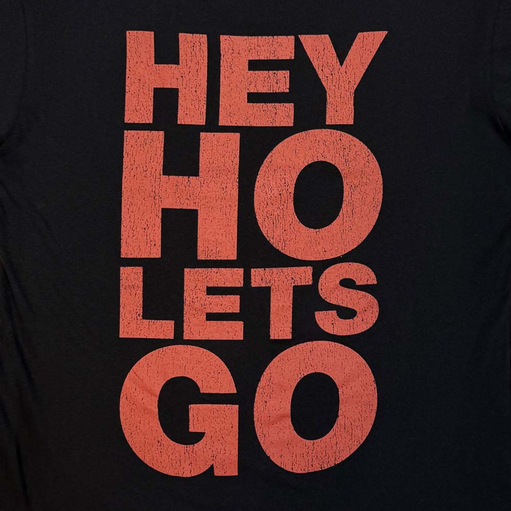 RAMONES ラモーンズ (デビュー 50周年 ) - Hey Ho Red Block Text / バックプリントあり / カーボンソフト加工 / Tシャツ / メンズ