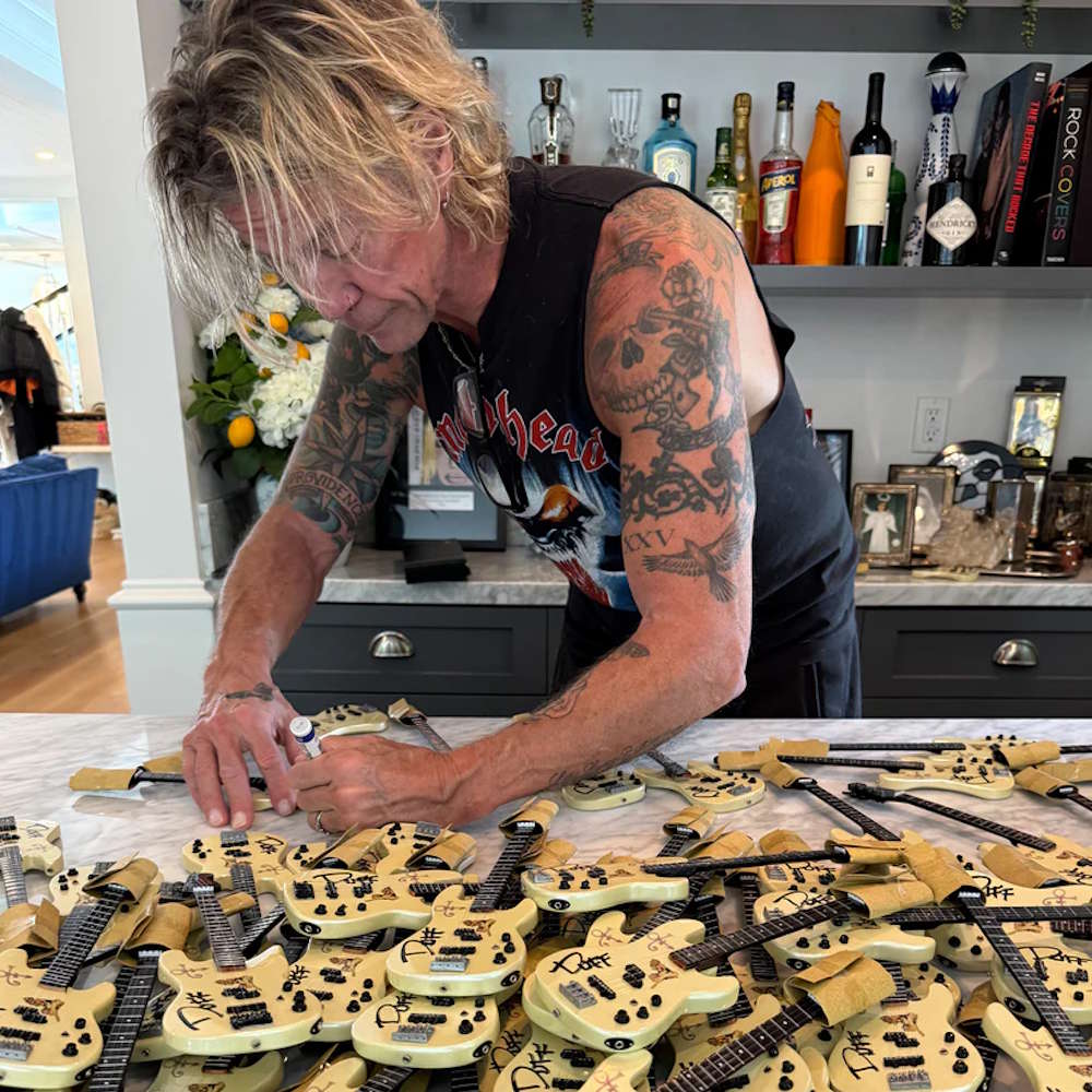 GUNS N ROSES ガンズアンドローゼズ (デビュー 40周年 ) - Duff McKagan #1 Main Fender Bass / 直筆サイン入り / ミニチュア楽器