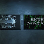 【公式グッズの背景】  物語の入口を、日常に置くということ。 BATMAN と THE MATRIX、公式ドアマットが持つ意味 - PGS