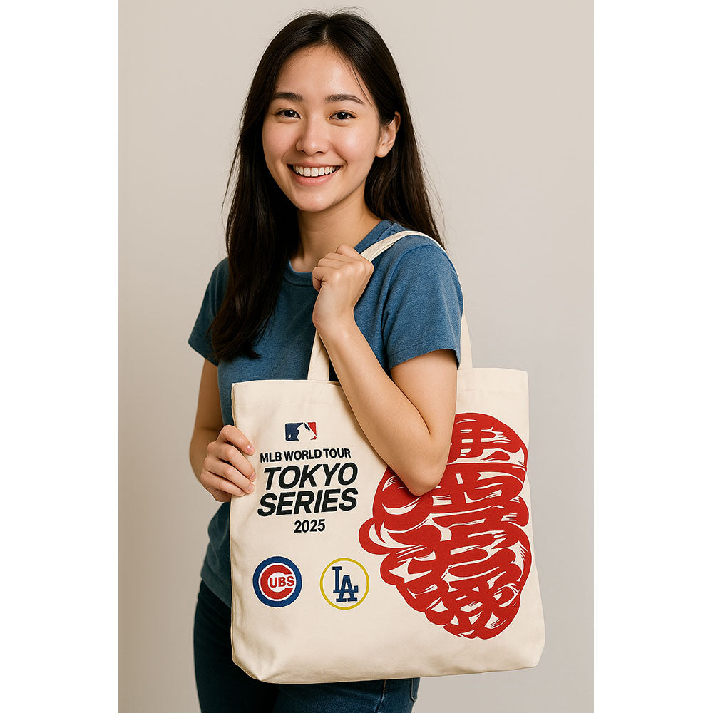 
                  
                    LOS ANGELES DODGERS（MLB） ロサンゼルスドジャース - WORLD TOUR TOKYO SERIES 2025 / IVORY & RED / MLB東京ツアー限定デザイン / トートバッグ 【公式 / オフィシャル】
                  
                