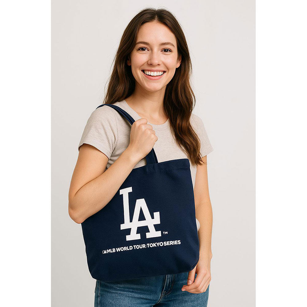 
                  
                    LOS ANGELES DODGERS（MLB） ロサンゼルスドジャース - WORLD TOUR TOKYO SERIES 2025 / MLB東京ツアー限定デザイン LA&CHC / キャンバストート / ポーチ 【公式 / オフィシャル】
                  
                
