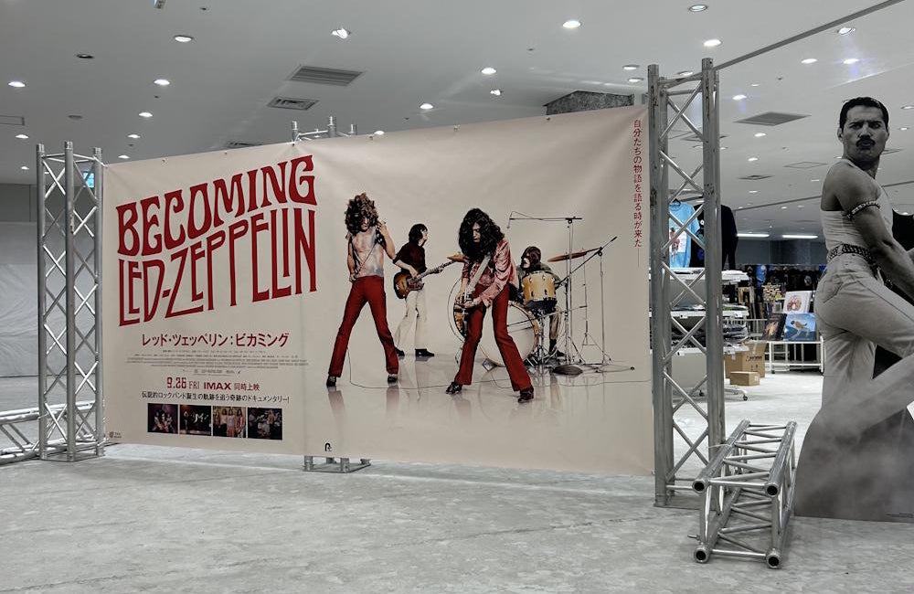 SHOW MUST GO ON チャリティポスター 𝐄𝐱𝐖𝐇𝐘𝐙 𝐓𝐎𝐔𝐑 𝟐𝟎𝟐𝟓 '𝐖𝐢𝐝𝐞 𝐎𝐩𝐞𝐧' Costume