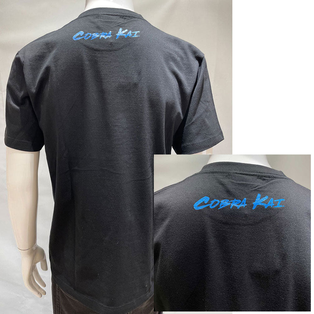 
                  
                    COBRA KAI コブラ会 (ファイナルシーズン配信 ) -  NEON LOGO / PGS限定デザイン / Tシャツ / メンズ
                  
                