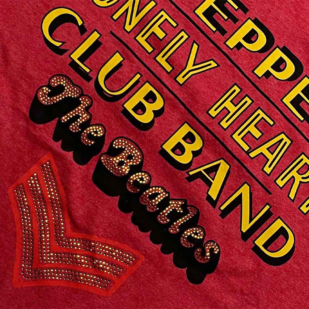 
                  
                    THE BEATLES ビートルズ (結成 65周年 ) - Sgt Pepper Stacked / Diamante（ブランド） / Tシャツ / メンズ 【公式 / オフィシャル】
                  
                