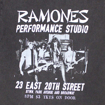 RAMONES ラモーンズ (来日 45周年 ) - East Village / Stone Wash / Tシャツ / メンズ 【公式 / オフィシャル】