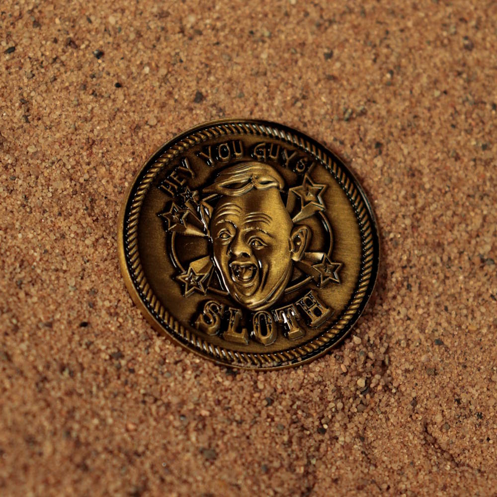 
                  
                    【予約商品】 GOONIES グーニーズ (公開 40周年 ) - Sloth Collectible Coin / 世界限定1,985個 / コイン 【公式 / オフィシャル】
                  
                
