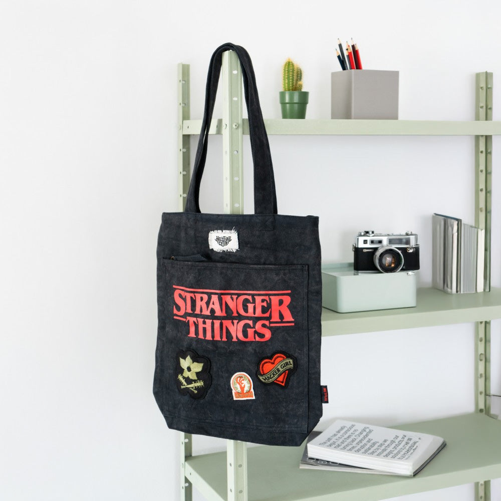 
                  
                    【予約商品】 STRANGER THINGS ストレンジャー・シングス (シーズン5 2025年配信決定 ) - STRANGER THINGS / トートバッグ
                  
                