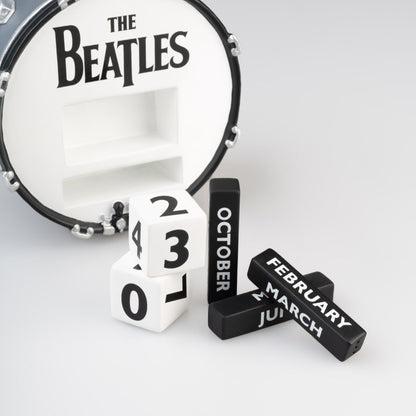 【予約商品】 THE BEATLES ビートルズ (結成 65周年 ) - THE BEATLES / 3Dパーペチュアルカレンダー / 永久カレンダー / カレンダー・ダイアリー
