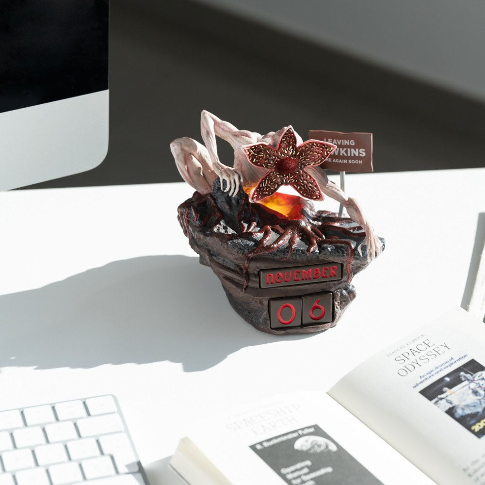 
                  
                    STRANGER THINGS ストレンジャー・シングス (シーズン5 2025年配信決定 ) - STRANGER THINGS / 3Dパーペチュアルカレンダー / 永久カレンダー / カレンダー・ダイアリー 【公式 / オフィシャル】
                  
                