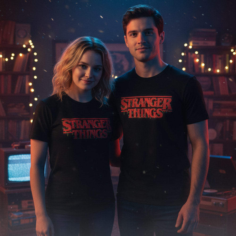 STRANGER THINGS ストレンジャー・シングス (シーズン5 配信 記念 ) - 【クリスマス限定】Logo With Christmas Lights / Tシャツ / メンズ