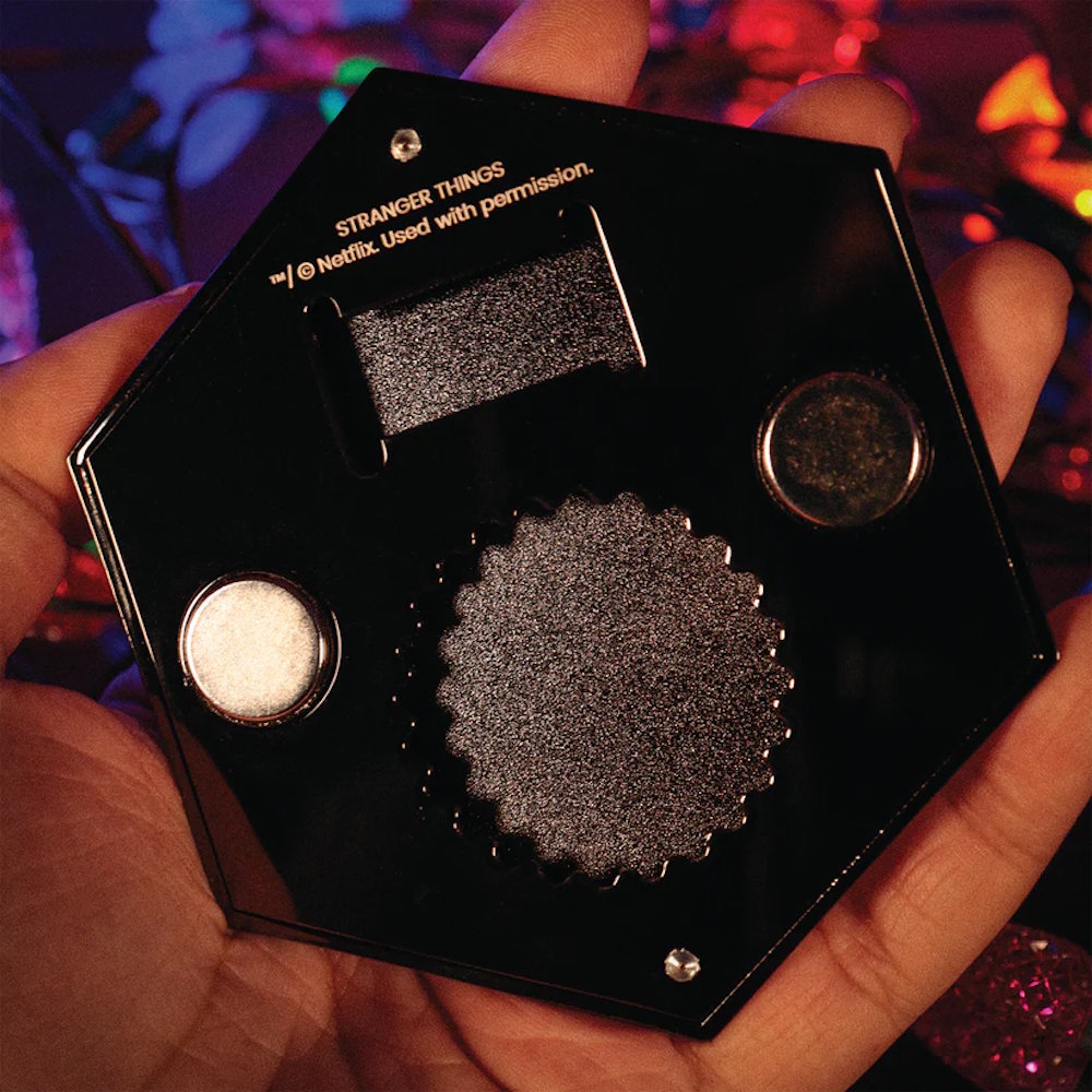 【予約商品】 STRANGER THINGS ストレンジャー・シングス (シーズン5 配信 記念 ) - Hellfire Club Bottle Opener / 栓抜き /  Season 5 / キッチン用品